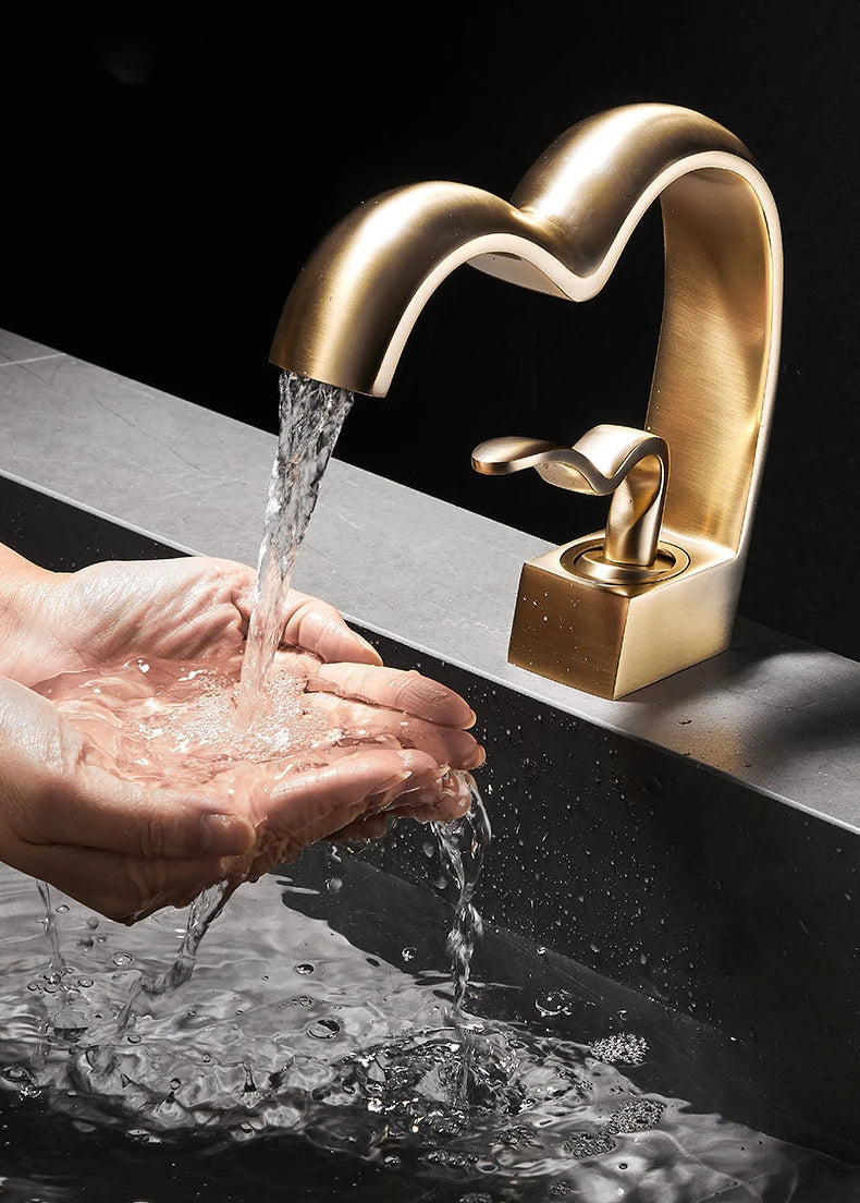 Brass Bathroom Waterfall Faucet Hot Cold Basin Sink Tap Creative Heart-shaped Bath Vanity Mixer Faucets torneira pia banheiro Innova Techno