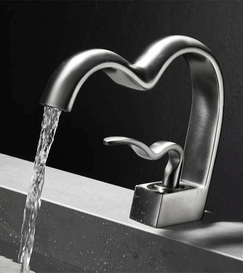 Brass Bathroom Waterfall Faucet Hot Cold Basin Sink Tap Creative Heart-shaped Bath Vanity Mixer Faucets torneira pia banheiro Innova Techno